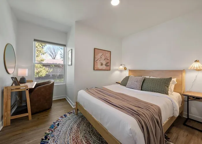 Stunning 2 Bedroom - Parking And Walk To Park