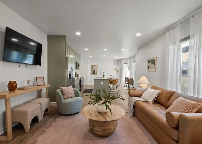 Stunning 2 Bedroom - Parking And Walk To Park Apartment