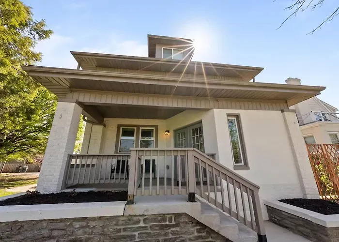 Stunning 2 Bedroom - Parking And Walk To Park Columbus