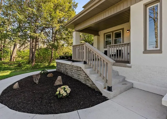 Stunning 2 Bedroom - Parking And Walk To Park *