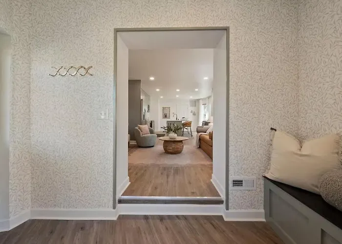Stunning 2 Bedroom - Parking And Walk To Park *