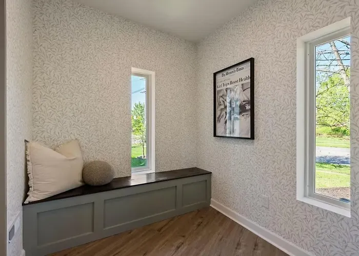 Stunning 2 Bedroom - Parking And Walk To Park Apartment *