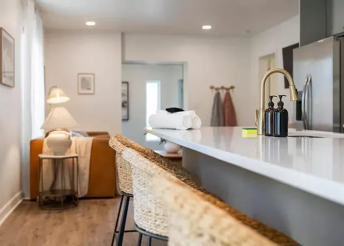 Stunning 2 Bedroom - Parking And Walk To Park * Columbus
