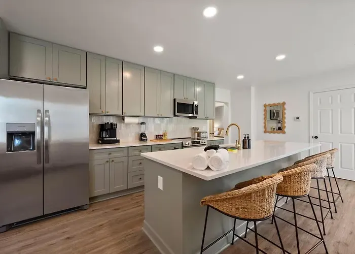 Stunning 2 Bedroom - Parking And Walk To Park