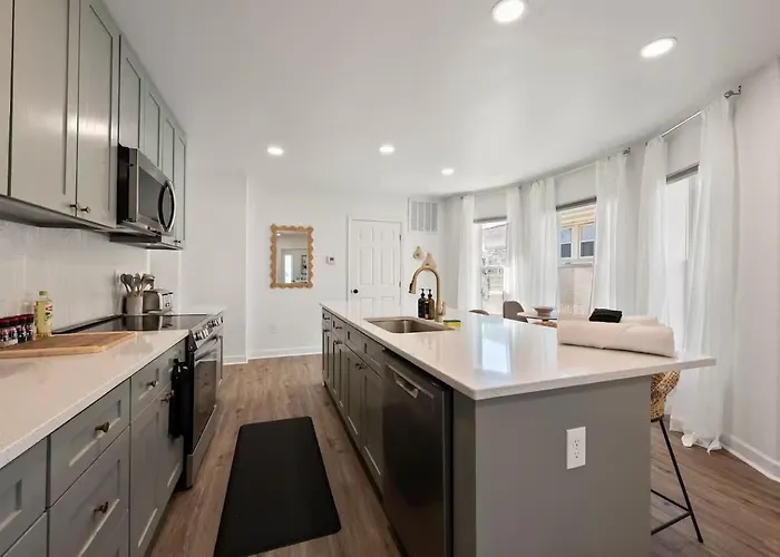 Stunning 2 Bedroom - Parking And Walk To Park