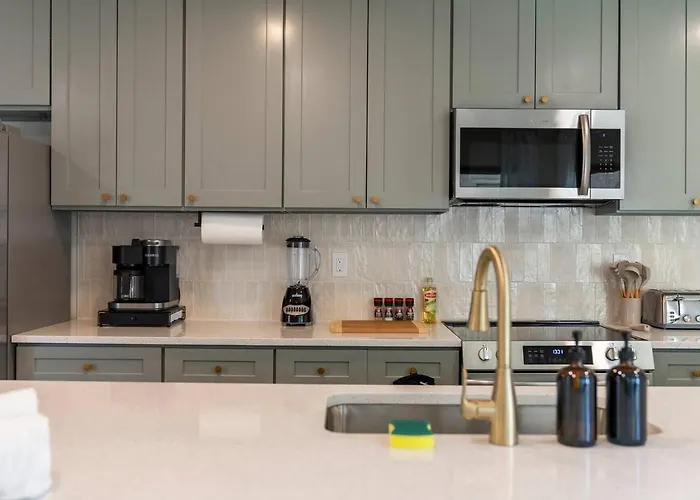 Stunning 2 Bedroom - Parking And Walk To Park Apartment *