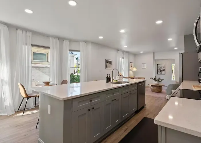 Stunning 2 Bedroom - Parking And Walk To Park Apartment Columbus