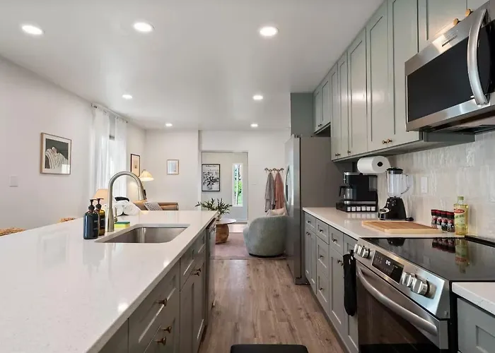 Stunning 2 Bedroom - Parking And Walk To Park *