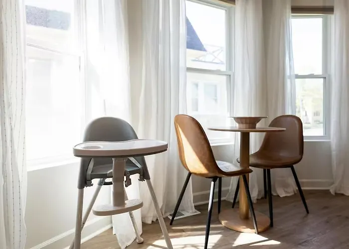 Stunning 2 Bedroom - Parking And Walk To Park *