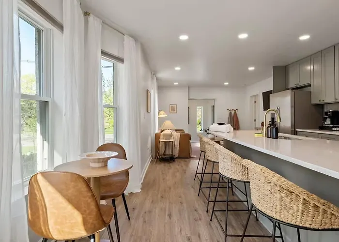 Stunning 2 Bedroom - Parking And Walk To Park Columbus