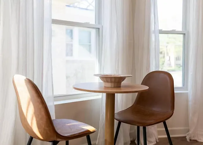 Apartment Stunning 2 Bedroom - Parking And Walk To Park *