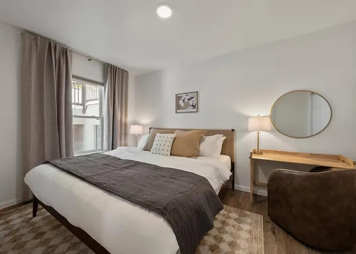 Stunning 2 Bedroom - Parking And Walk To Park Apartment Columbus