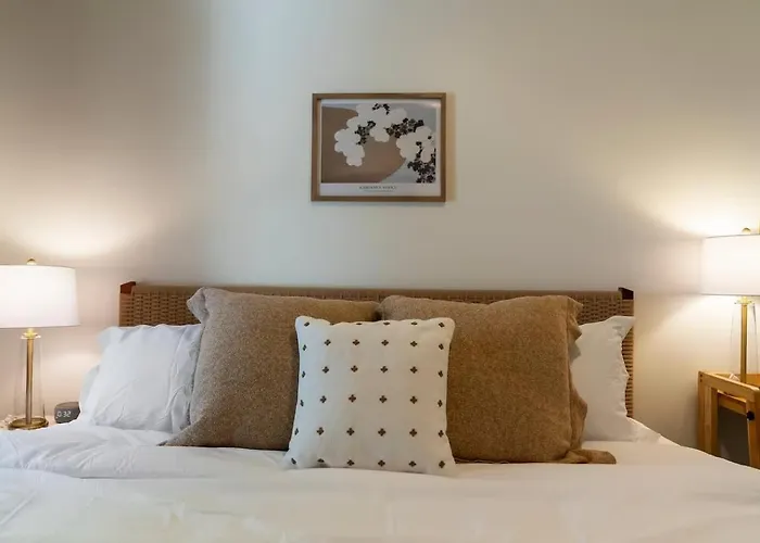 Stunning 2 Bedroom - Parking And Walk To Park Apartment Columbus